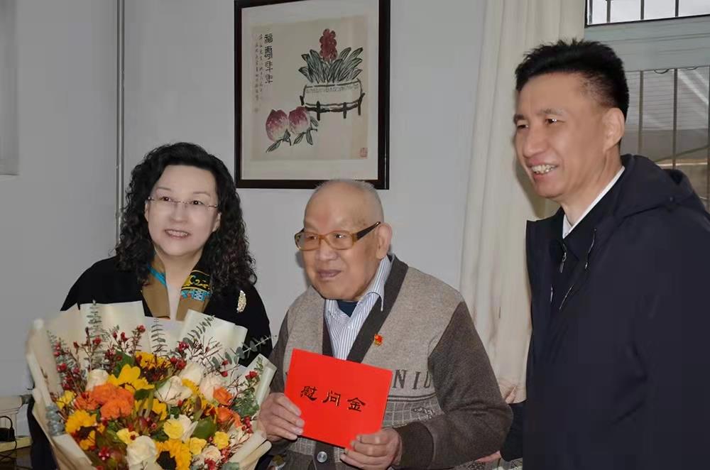 濟(jì)南產(chǎn)發(fā)集團(tuán)黨委副書記、總經(jīng)理黃蓓走訪慰問離休老干部、老黨員