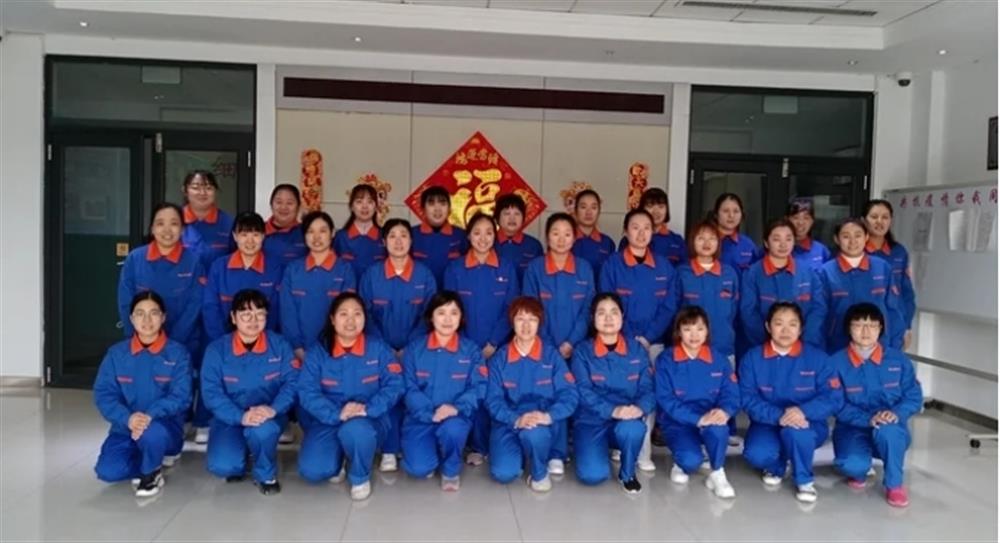 巾幗綻芳華！金鐘科技集團(tuán)精密儀器車間應(yīng)變計(jì)班：精密儀器生產(chǎn)線上的“解題人”